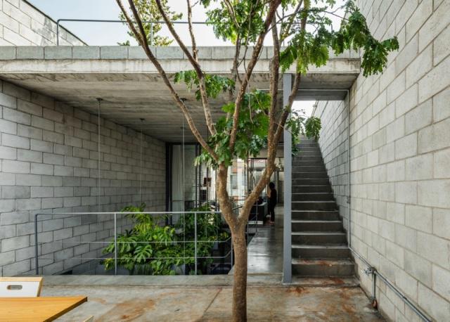 一個(gè)有室內(nèi)庭院的兩層小住宅，讓你感受中庭庭院的美