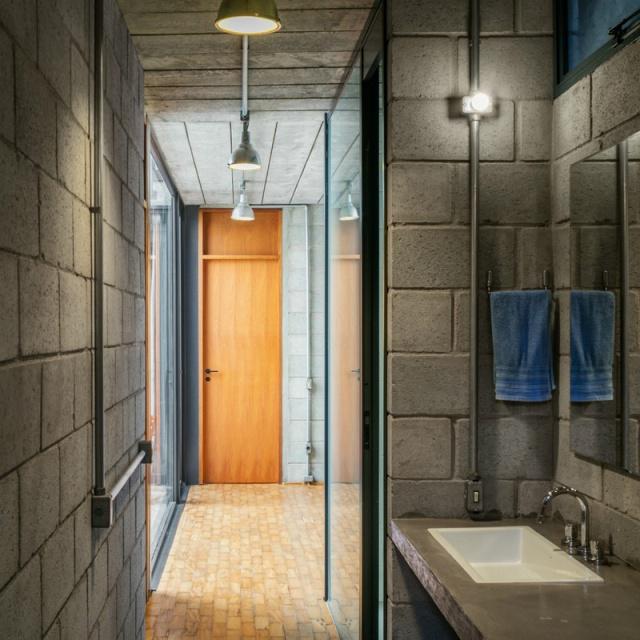 一個(gè)有室內(nèi)庭院的兩層小住宅，讓你感受中庭庭院的美